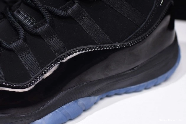 11 378037-005 Jordan Cap Gown Air and black 0719